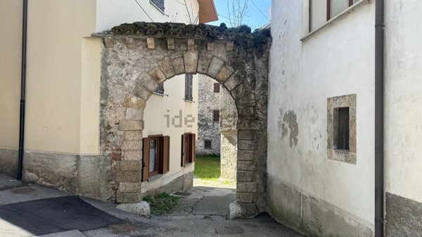 casa indipendente in vendita a Tolmezzo in zona Imponzo