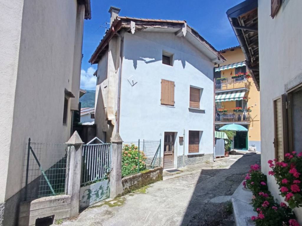 casa indipendente in vendita a Tolmezzo in zona Imponzo
