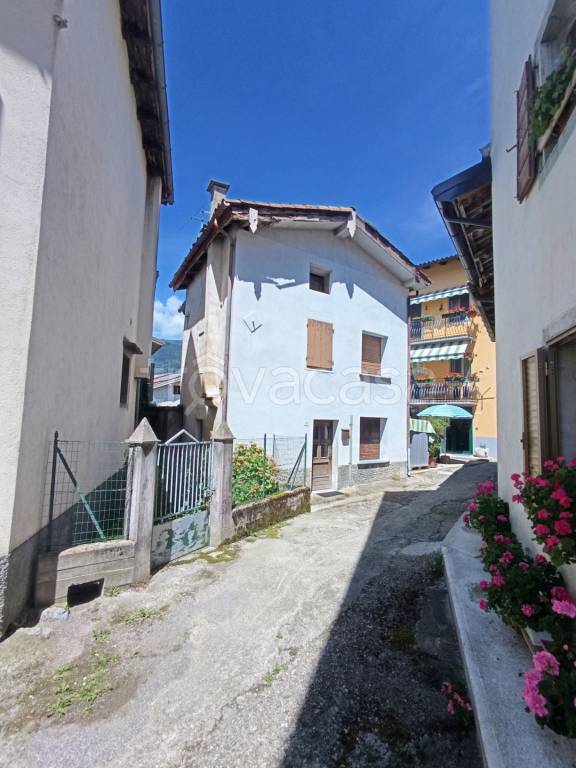 casa indipendente in vendita a Tolmezzo in zona Imponzo