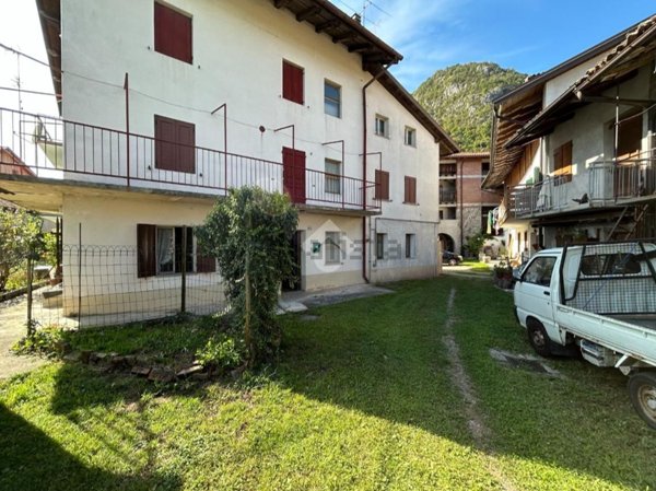 casa indipendente in vendita a Tolmezzo in zona Caneva