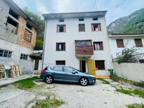casa indipendente in vendita a Trasaghis in zona Avasinis