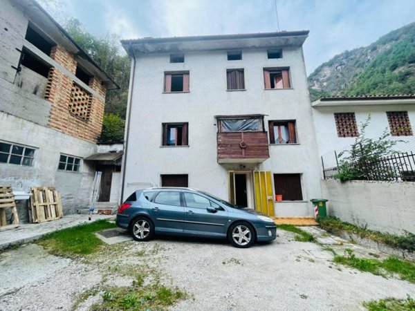 casa indipendente in vendita a Trasaghis in zona Avasinis