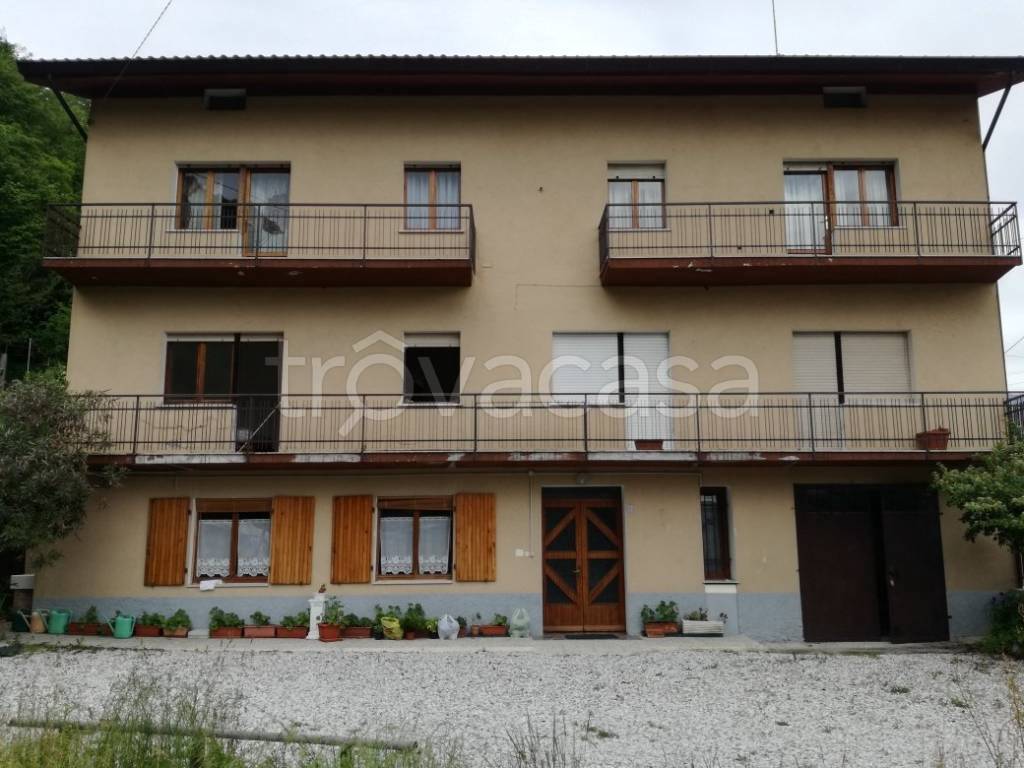 casa indipendente in vendita a Trasaghis in zona Avasinis
