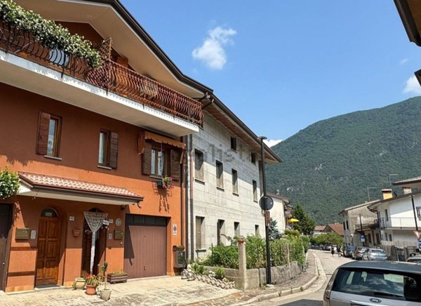 casa indipendente in vendita a Trasaghis in zona Alesso