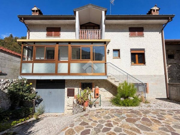 casa indipendente in vendita a Trasaghis in zona Avasinis
