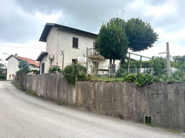 casa indipendente in vendita a Tricesimo in zona Adorgnano
