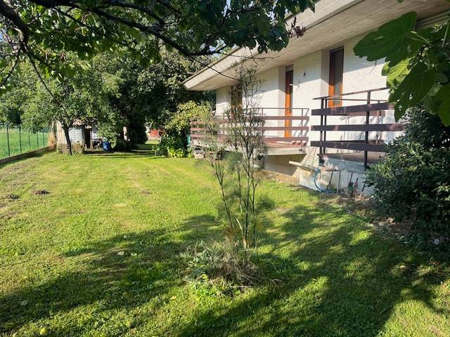 casa indipendente in vendita a Tricesimo in zona Leonacco