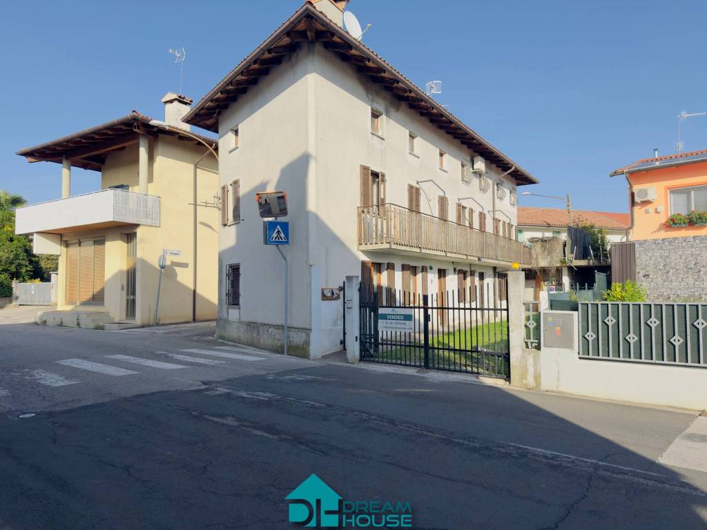 casa indipendente in vendita a Tricesimo in zona Leonacco