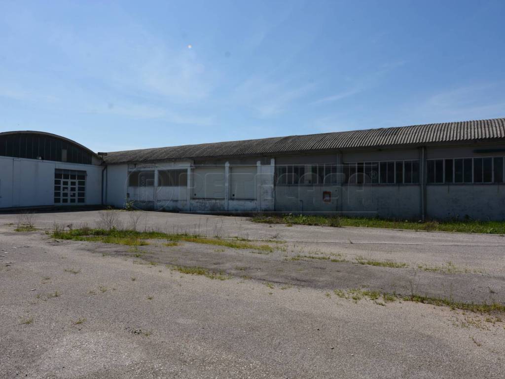 locale commerciale in vendita a Trivignano Udinese