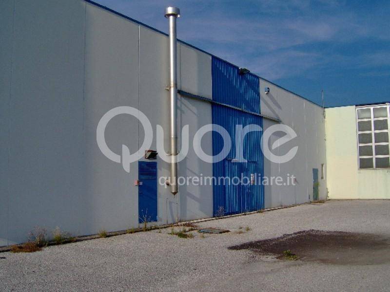 capannone in vendita ad Udine in zona Vât