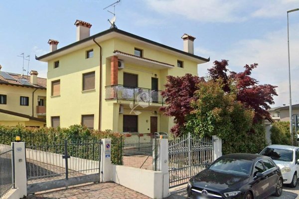 casa indipendente in vendita ad Udine in zona Rizzi