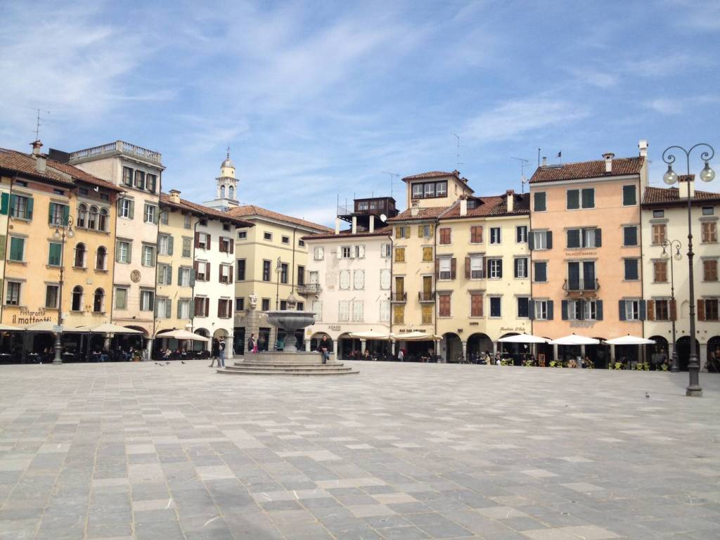 negozio in vendita ad Udine in zona Centro Storico