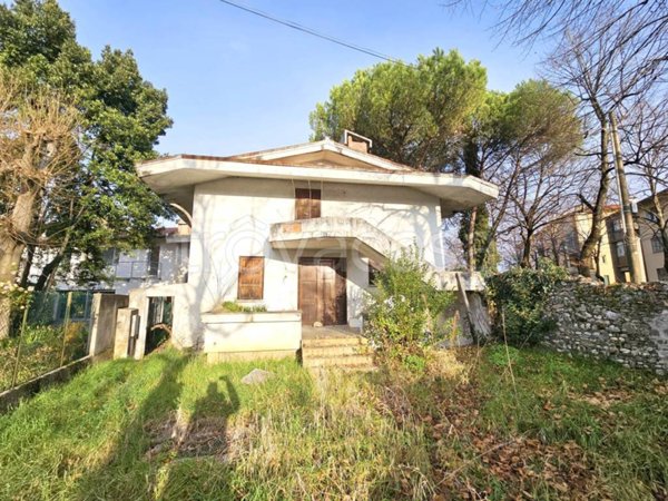 casa indipendente in vendita ad Udine in zona Vât