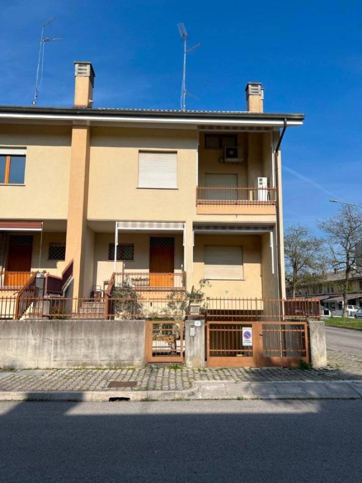 casa indipendente in vendita ad Udine in zona Godia
