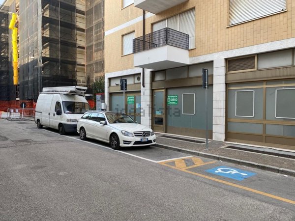 locale commerciale in vendita ad Udine