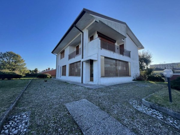 casa indipendente in vendita ad Udine in zona Paparotti