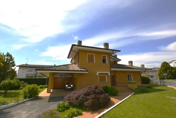 casa indipendente in vendita ad Udine in zona Vât