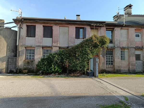 esavano in vendita ad Udine in zona San Gottardo
