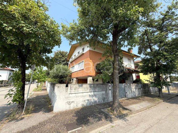 casa indipendente in vendita ad Udine in zona Vât