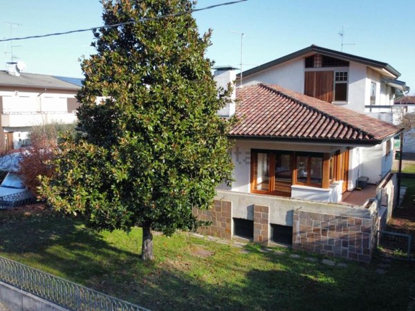 casa indipendente in vendita ad Udine in zona Vât