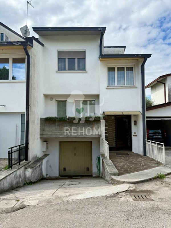 casa indipendente in vendita ad Udine in zona Rizzi