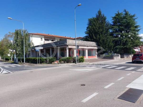 negozio in vendita ad Udine in zona Vât