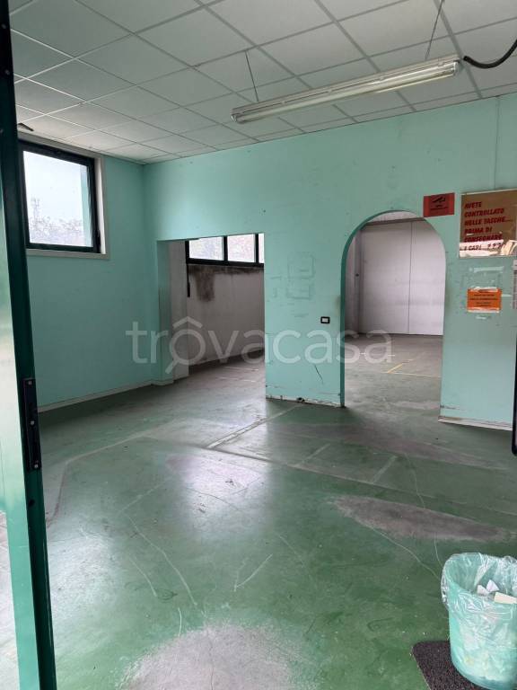 locale commerciale in vendita ad Udine in zona Rizzi