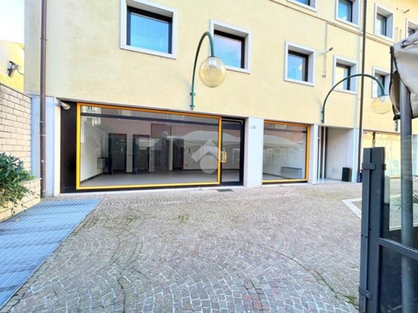 negozio in vendita ad Udine