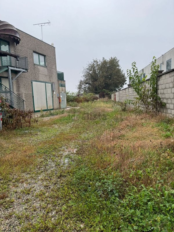 locale commerciale in vendita ad Udine