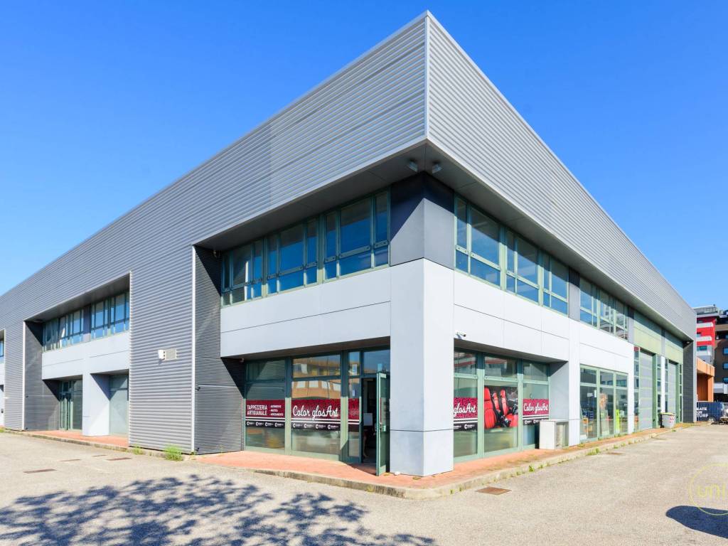 locale commerciale in vendita ad Udine