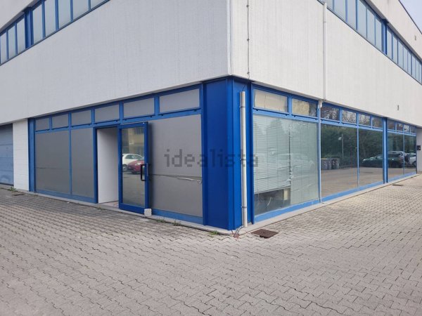 locale commerciale in vendita ad Udine