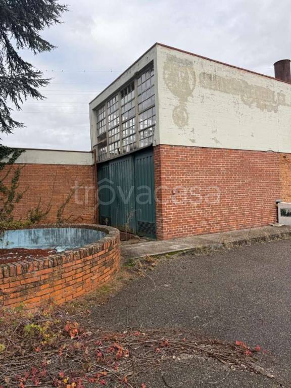 locale commerciale in vendita ad Udine in zona Vât