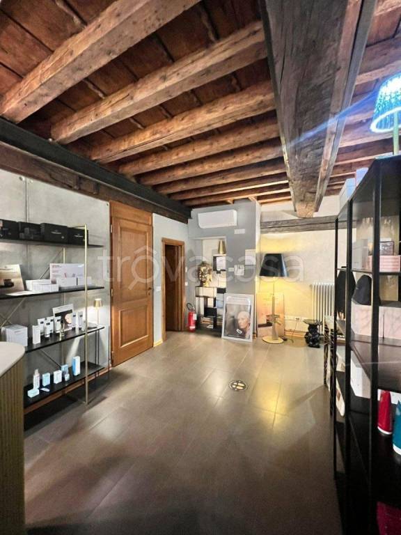 negozio in vendita ad Udine in zona Centro Storico