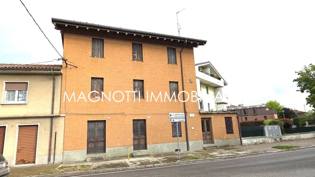 casa indipendente in vendita ad Udine in zona Vât