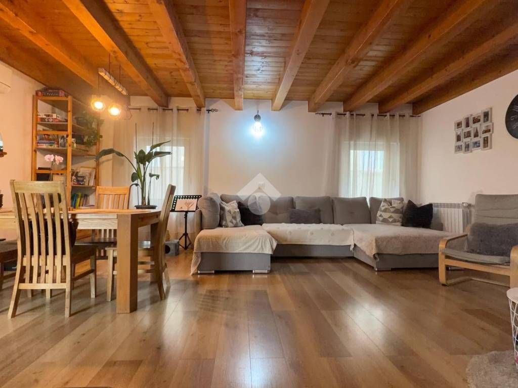 casa indipendente in vendita ad Udine in zona Vât