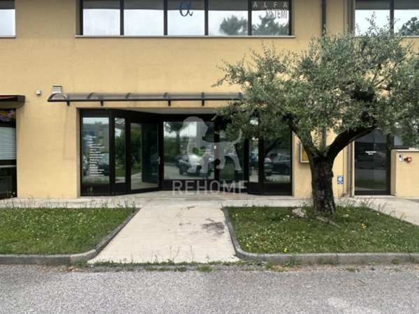 locale commerciale in vendita ad Udine in zona Baldasseria