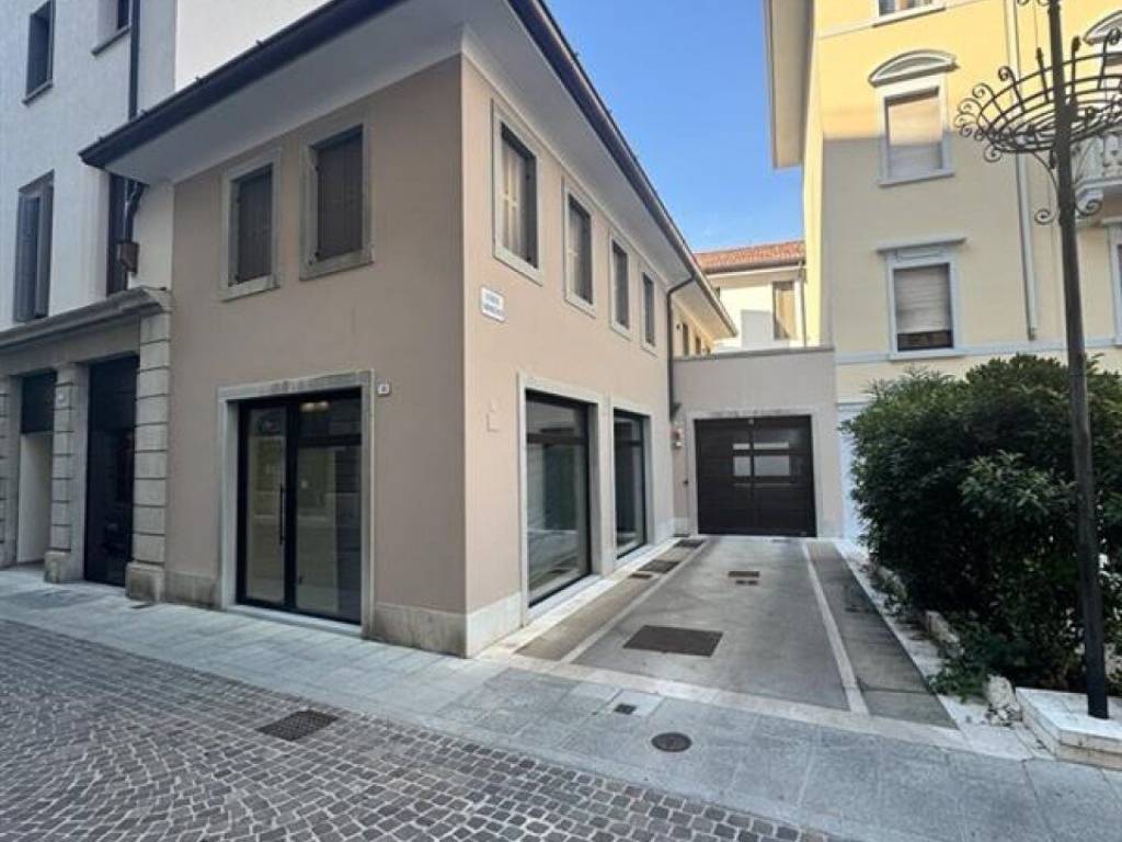 negozio in vendita ad Udine in zona Centro Storico