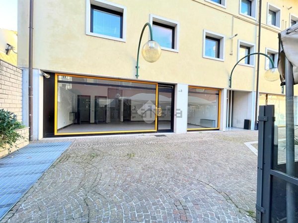 locale commerciale in vendita ad Udine