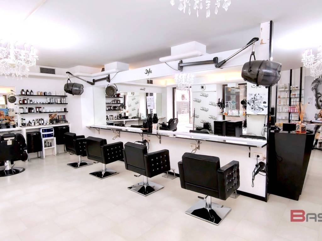 locale commerciale in vendita ad Udine