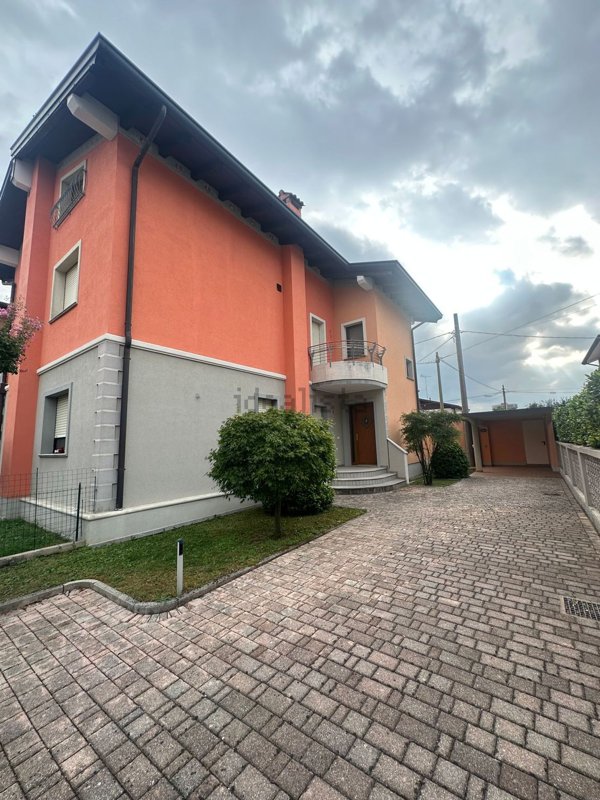casa indipendente in vendita ad Udine in zona Vât