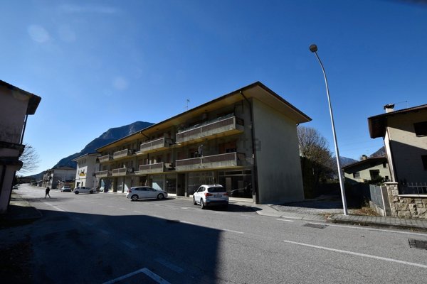 locale commerciale in vendita a Venzone in zona Carnia