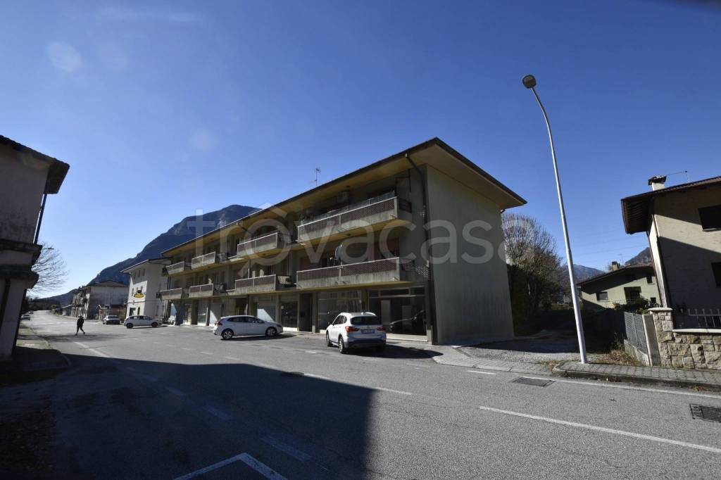 locale commerciale in vendita a Venzone in zona Carnia
