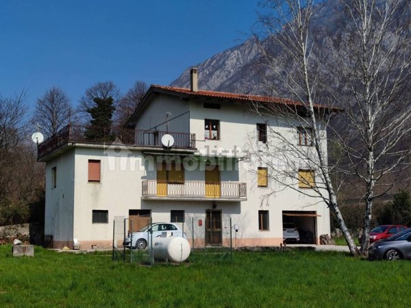 casa indipendente in vendita a Venzone in zona Pioverno