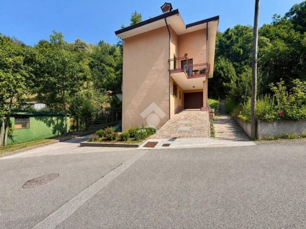 casa indipendente in vendita a Venzone in zona Carnia