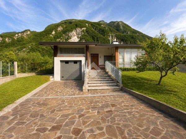 casa indipendente in vendita a Venzone in zona Carnia
