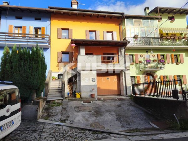 casa indipendente in vendita a Verzegnis in zona Villa