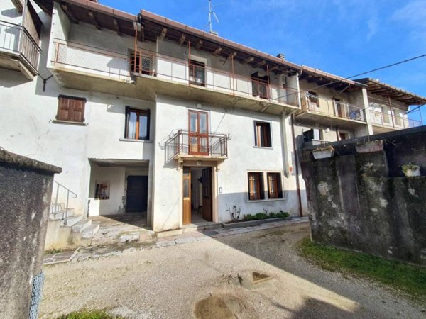 casa indipendente in vendita a Verzegnis in zona Chiaicis