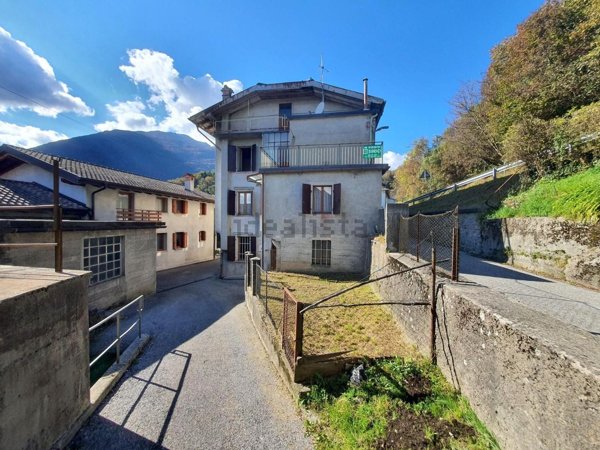 casa indipendente in vendita a Verzegnis in zona Chiaicis