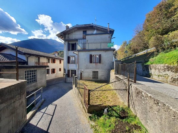 casa indipendente in vendita a Verzegnis in zona Villa