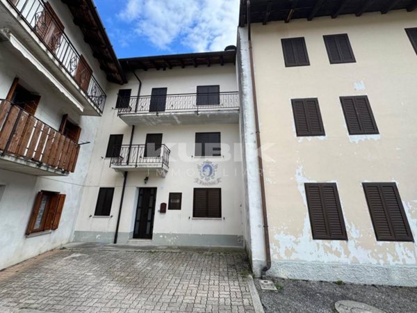 casa indipendente in vendita a Verzegnis in zona Intissans